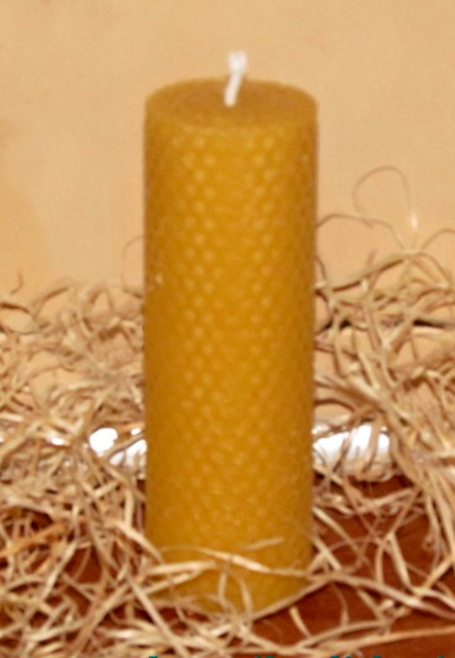 Svíčka stáčená z pravého včělího vosku 15 x 4,8 cm.